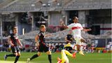 Peter Gulacsi von RB Leipzig fängt den Ball von Tiago Tomas vom VfB Stuttgart
