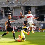 Peter Gulacsi von RB Leipzig fängt den Ball von Tiago Tomas vom VfB Stuttgart