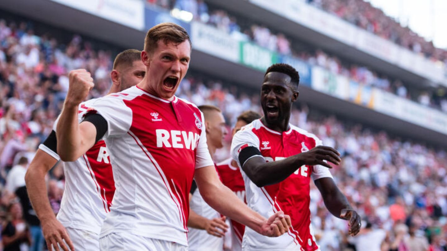 Wer hält nicht am FC fest – Aaanthony Modeste! Dass der FC gegen Neuaufsteiger Schalke 04 (schön, dass ihr wieder dabei seid!) mit seinem 3:1-Heimsieg einen famosen Saisonstart erlebt, dürfte den Trennungsschmerz in Müngersdorf nur für kurze Zeit mildern. Schlagzeilen machte nämlich vor allem einer, der gar nicht da war. Von Kölns Topstürmer Anthony Modeste, der für die Geißböcke in der vergangenen Saison stolze 20-mal geknipst hatte, war weit und breit nichts zu sehen. Steffen Baumgart, Kölns liebenswert-brummiger Coach, hatte auf den 34-jährigen Franzosen verzichtet, weil der kurz vor einem Wechsel zum BVB steht. "Es hat auch mit Fairplay zu tun, dass man das unter dem Deckel hält und nicht großkotzig daherredet. Das ist das, was mir auf die Eier geht", schimpfte Baumgart nach Abpfiff. Auf den sozialen Medien hatten auch die FC-Fans wenig Verständnis für die Entscheidung ihres einstiegen Lieblings.