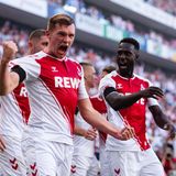 Dass der FC gegen Neuaufsteiger Schalke 04 (schön, dass ihr wieder dabei seid!) mit seinem 3:1-Heimsieg einen famosen Saisonstart erlebt, dürfte den Trennungsschmerz in Müngersdorf nur für kurze Zeit mildern.  Schlagzeilen machte nämlich vor allem einer, der gar nicht da war. Von Kölns Topstürmer Anthony Modeste, der für die Geißböcke in der vergangenen Saison stolze 20-mal geknipst hatte, war weit und breit nichts zu sehen. Steffen Baumgart, Kölns liebenswert-brummiger Coach, hatte auf den 34-jährigen Franzosen verzichtet, weil der kurz vor einem Wechsel zum BVB steht. "Es hat auch mit Fairplay zu tun, dass man das unter dem Deckel hält und nicht großkotzig daherredet. Das ist das, was mir auf die Eier geht", schimpfte Baumgart nach Abpfiff. Auf den sozialen Medien hatten auch die FC-Fans wenig Verständnis für die Entscheidung ihres einstiegen Lieblings. 