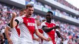 Dass der FC gegen Neuaufsteiger Schalke 04 (schön, dass ihr wieder dabei seid!) mit seinem 3:1-Heimsieg einen famosen Saisonstart erlebt, dürfte den Trennungsschmerz in Müngersdorf nur für kurze Zeit mildern.  Schlagzeilen machte nämlich vor allem einer, der gar nicht da war. Von Kölns Topstürmer Anthony Modeste, der für die Geißböcke in der vergangenen Saison stolze 20-mal geknipst hatte, war weit und breit nichts zu sehen. Steffen Baumgart, Kölns liebenswert-brummiger Coach, hatte auf den 34-jährigen Franzosen verzichtet, weil der kurz vor einem Wechsel zum BVB steht. "Es hat auch mit Fairplay zu tun, dass man das unter dem Deckel hält und nicht großkotzig daherredet. Das ist das, was mir auf die Eier geht", schimpfte Baumgart nach Abpfiff. Auf den sozialen Medien hatten auch die FC-Fans wenig Verständnis für die Entscheidung ihres einstiegen Lieblings. 