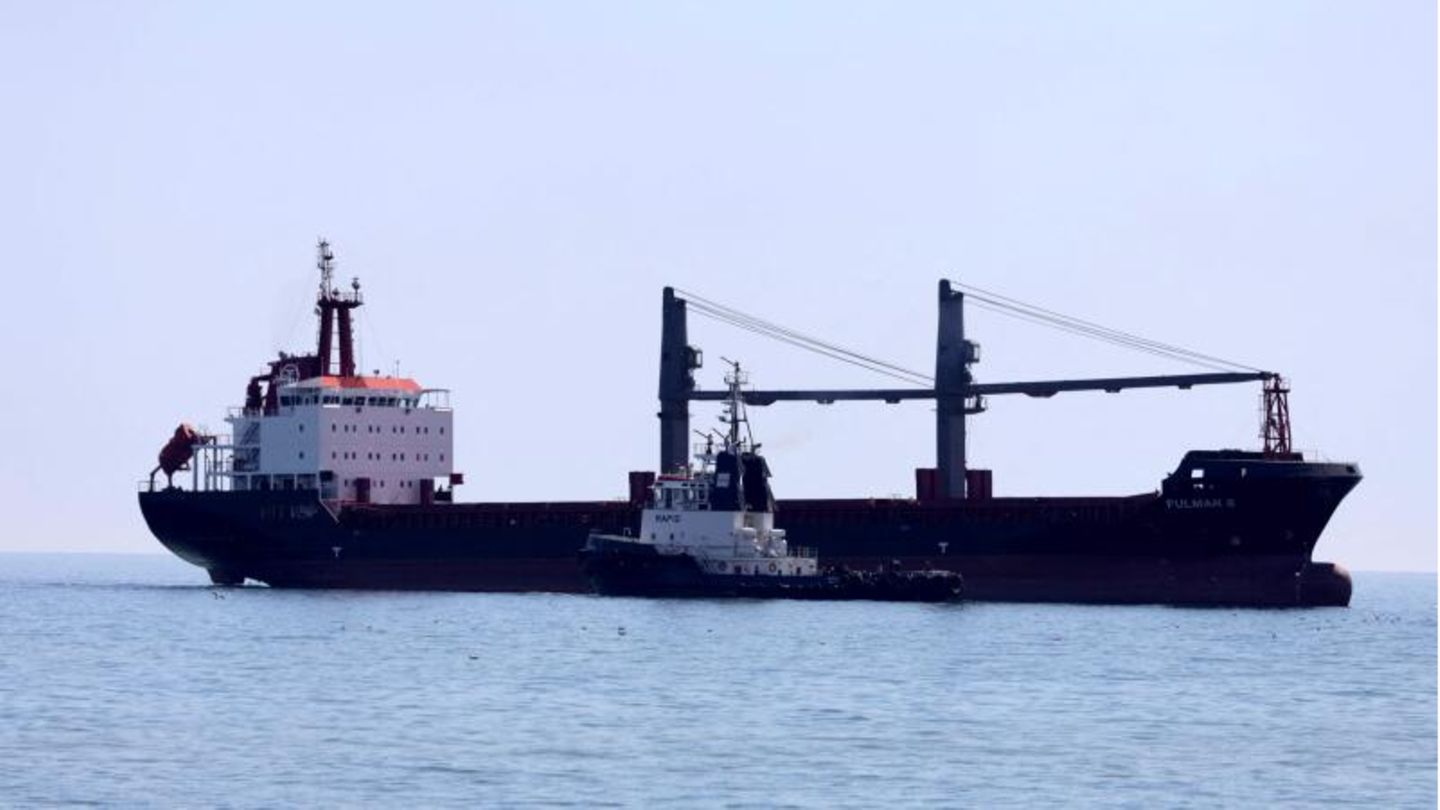 Das Frachtschiff "Fulmar S" Das Frachtschiff "Fulmar S"