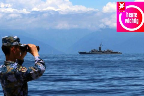 Chinesischer Soldat schaut bei einer Militärübung durch ein Fernglas