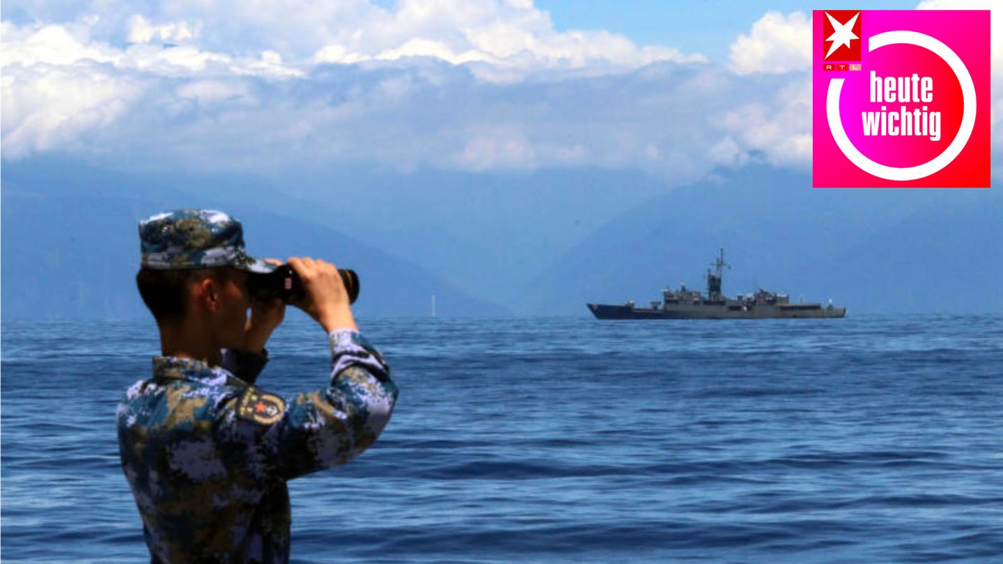 Chinesischer Soldat schaut bei einer Militärübung durch ein Fernglas