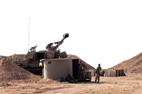 Mitglieder des Artilleriekorps der Israelischen Verteidigungskräfte sind in der Nähe der Grenze zwischen Israel und Gaza im Einsatz.