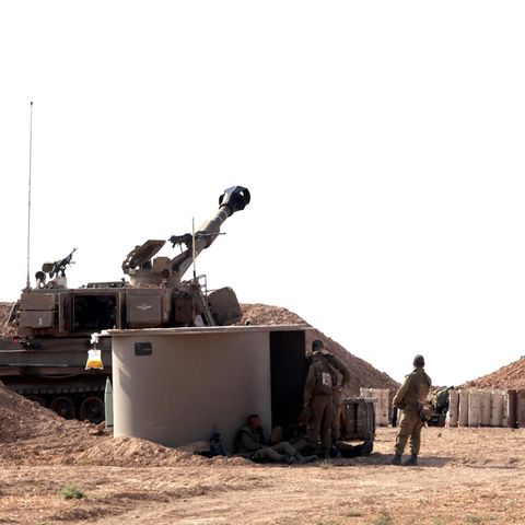 Mitglieder des Artilleriekorps der Israelischen Verteidigungskräfte sind in der Nähe der Grenze zwischen Israel und Gaza im Einsatz.