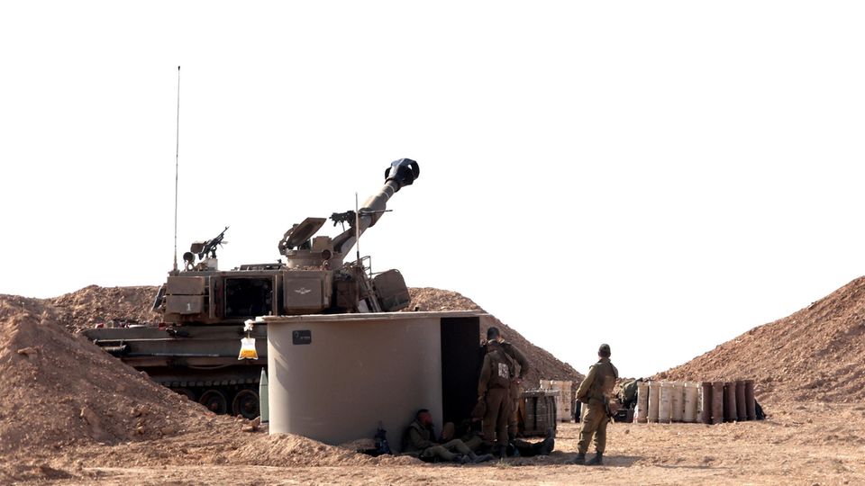 Mitglieder des Artilleriekorps der Israelischen Verteidigungskräfte sind in der Nähe der Grenze zwischen Israel und Gaza im Einsatz.