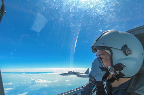 Kampfflugzeuge des Ostkommandos der chinesischen Volksbefreiungsarmee (PLA) führen während gemeinsamer Kampfübungen um die Insel Taiwan Operationen durch.