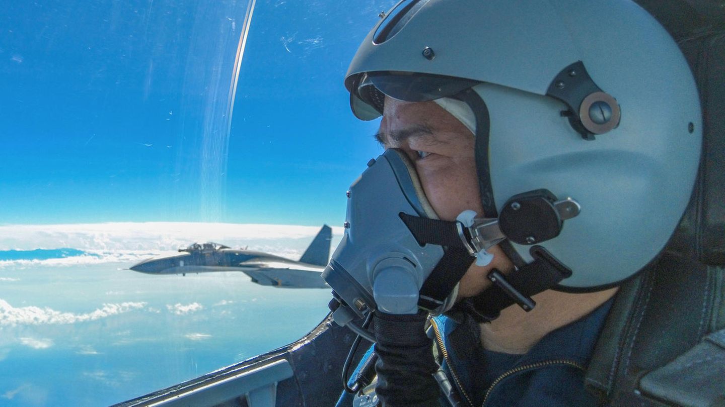 Kampfflugzeuge des Ostkommandos der chinesischen Volksbefreiungsarmee (PLA) führen während gemeinsamer Kampfübungen um die Insel Taiwan Operationen durch.