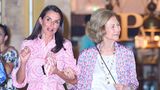 8. August 2022  Königin Letizia von Spanien begeistert im Mini-Kleid auf Mallorca  Wie jedes Jahr verbringt die spanische Königsfamilie den Anfang ihres Sommerurlaubs auf der Balearen-Insel Mallorca. Am Sonntagabend flanieren Königin Letizia und ihre Töchter, Kronprinzessin Leonor und Infantin Sofía, durch Palma. Bei Letizia hat sich ihre Schwiegermutter, Ex-Königin Sofía, untergehakt. Die Monarchen-Gattin sieht in ihrem rot-weiß gemusterten Mini-Kleid einfach fantastisch aus. Dank des kurzen Schnitts kommen die gebräunten Beine Letizias optimal zur Geltung. Die Stimmung bei den royalen Ladys ist offenbar sehr gut. Vergessen ist Ostern 2018, als die beiden Königinnen vor den Augen der Weltöffentlichkeit aneinander gerieten. Spätestens seit den Querelen um Sofías Ehemann Juan Carlos hält die Familie – zumindest in der Öffentlichkeit – zusammen. 