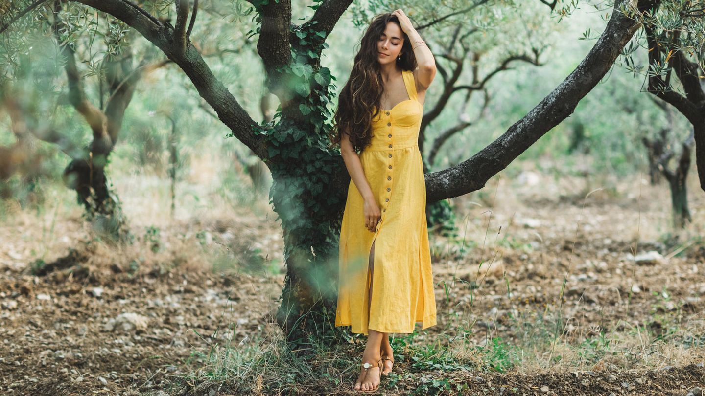 Linen dresses trends 2022: must-haves for warm summer days