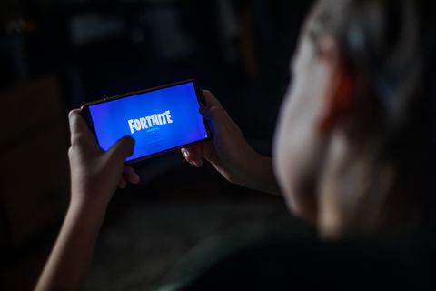 Kind spielt Fortnite