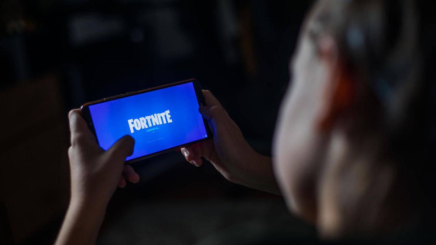 Kind spielt Fortnite Kind spielt Fortnite