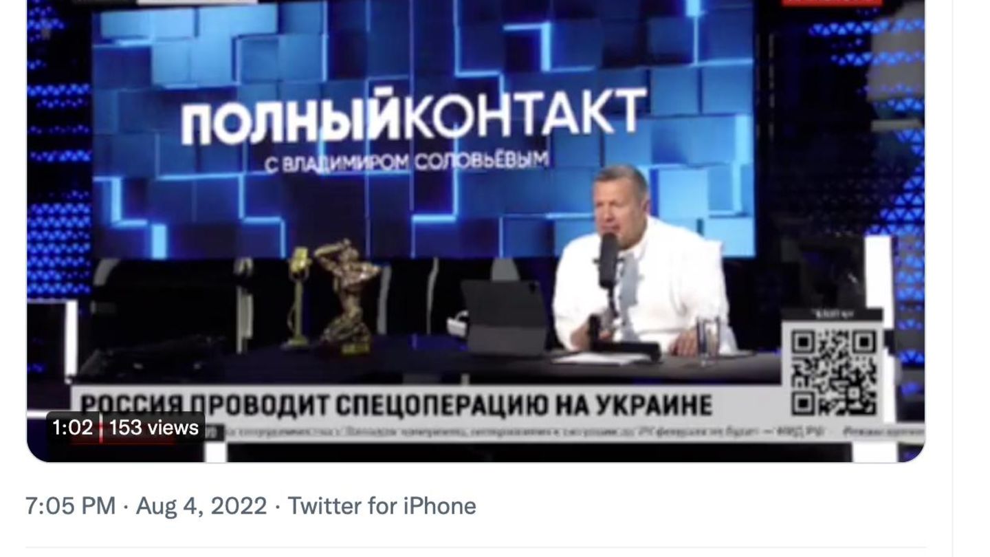 Ein Screenshot eines Videos, in dem der russische Moderator Wladimir Solowjow an seinem Moderationspult sitzt