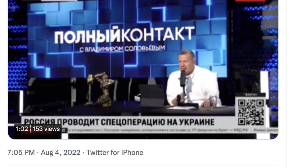 Ein Screenshot eines Videos, in dem der russische Moderator Wladimir Solowjow an seinem Moderationspult sitzt