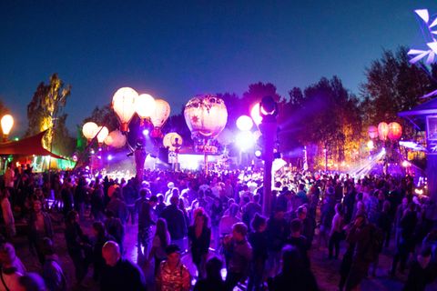 Bunte Lichter und Ballons bei Nacht beim Fusion-Festival