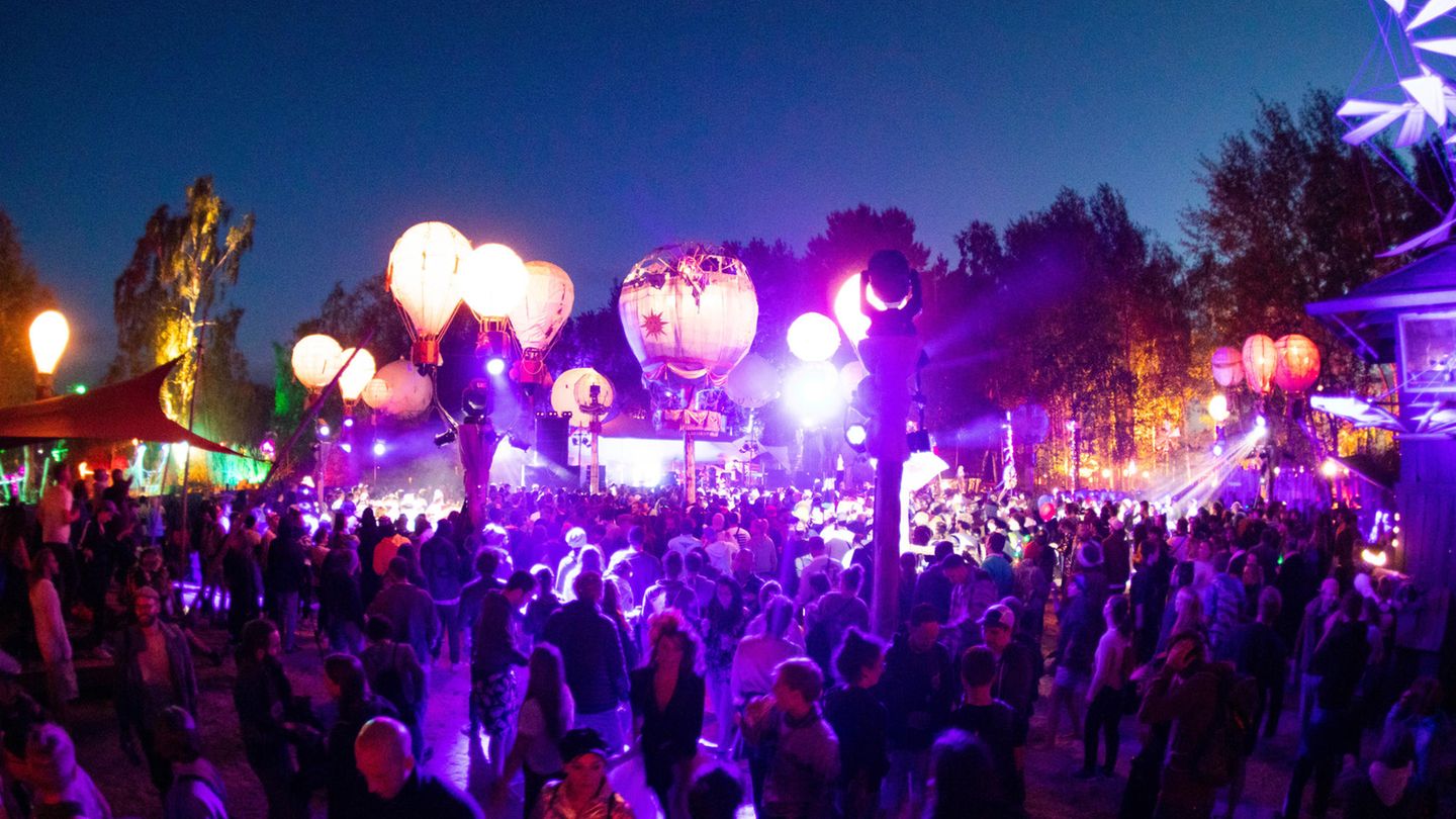 Bunte Lichter und Ballons bei Nacht beim Fusion-Festival