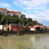 Die längste Burg der Welt: Burghausen  Laut Guinness-Buch der Rekorde gibt es weltweit keine längere Burg als jene zu Burghausen: Über einen Kilometer, exakt 1051 Meter, erstreckt sich die Burg auf einem langgezogenen Bergrücken oberhalb der Altstadt des gleichnamigen Städtchens und des Flusses Salzach im oberbayerischen Voralpenland.