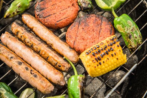 Vegan Fleisch-Alternativen und Gemüse auf einem Grill