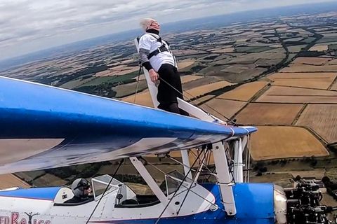 Wing Walk – Spaziergang auf Flugzeug: 93-Jährige erobert den Himmel
