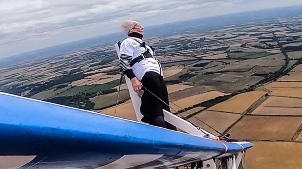 Wing Walk – Spaziergang auf Flugzeug: 93-Jährige erobert den Himmel Wing Walk – Spaziergang auf Flugzeug: 93-Jährige erobert den Himmel
