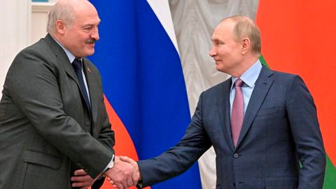 Alexander Lukaschenko (l.) schüttelt Wladimir Putin die Hand