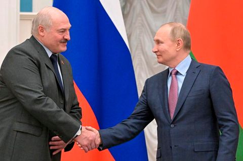 Alexander Lukaschenko (l.) schüttelt Wladimir Putin die Hand
