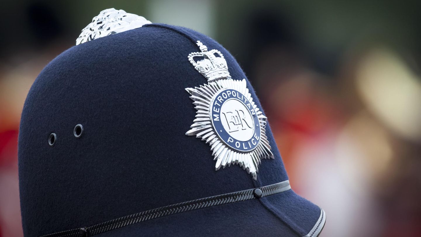Ein Helm der Londoner Polizei vor verschwommenem Hintergrund