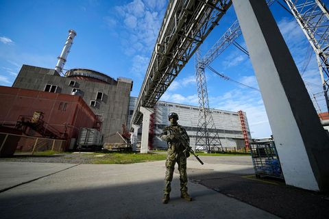 Ein russischer Soldat bewacht einen Bereich des Kernkraftwerks Saporischschja