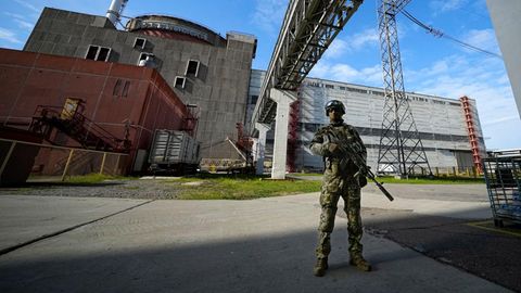 Ein russischer Soldat bewacht einen Bereich des Kernkraftwerks Saporischschja