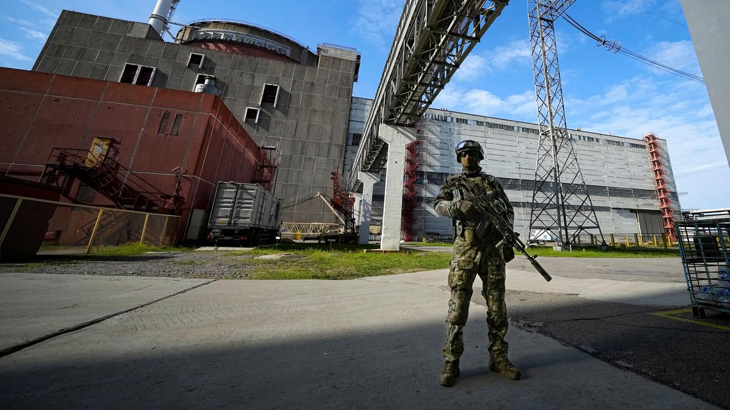 Ein russischer Soldat bewacht einen Bereich des Kernkraftwerks Saporischschja