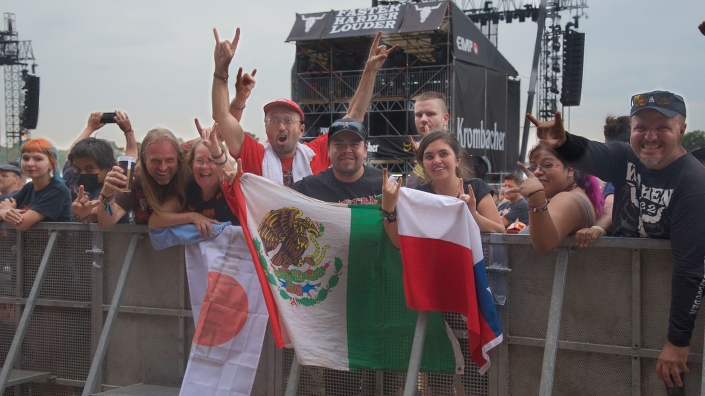 Wacken zieht seit Jahrzehnten Metalfans aus aller Welt an und pflegt Kontakte in aller Welt. Während des Festivals findet beispielsweise ein Band-Battle statt, für den sich Bands aus aller Welt per Playoffs qualifizieren mussten.