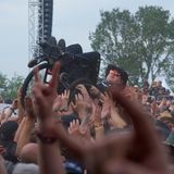 Wie auf anderen Festivals gehört Crowdsurfen auch in Wacken zum guten Ton. Dieser Crowdsurfer findet bei Bedarf im "Wheels of Steel Camp" den nötigen Support und auch einen günstig gelegenen Platz zum Campen.