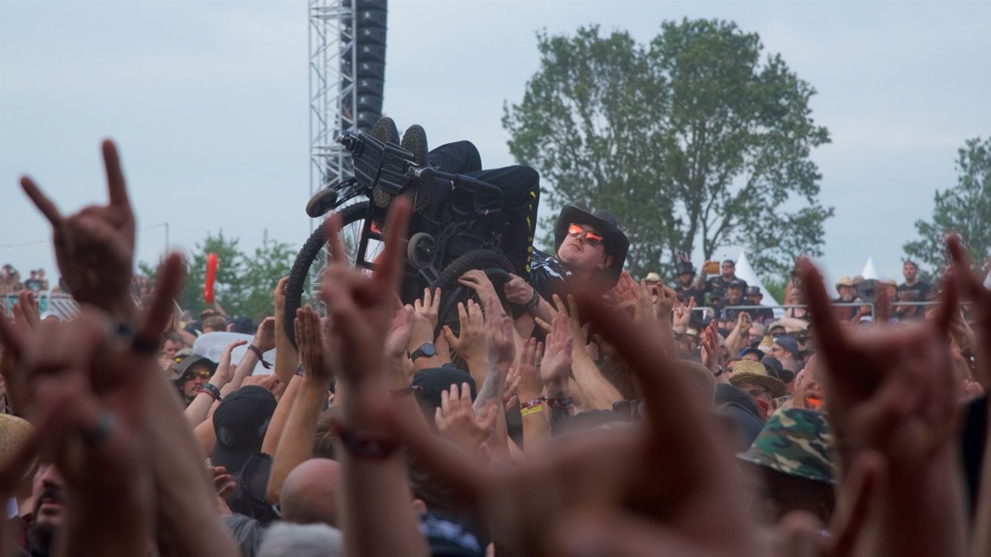 Wie auf anderen Festivals gehört Crowdsurfen auch in Wacken zum guten Ton. Dieser Crowdsurfer findet bei Bedarf im "Wheels of Steel Camp" den nötigen Support und auch einen günstig gelegenen Platz zum Campen.