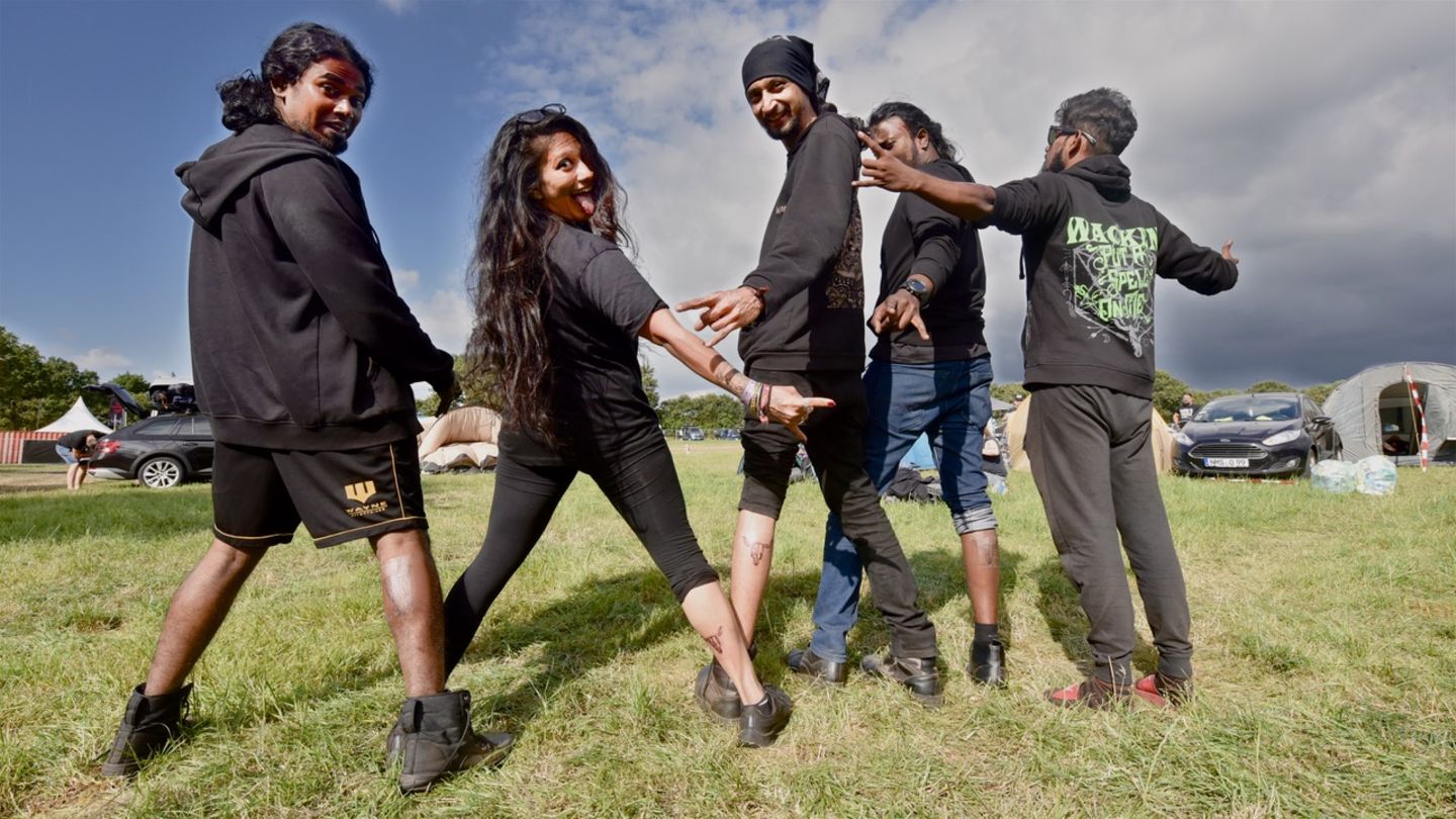 Die Band Moral Putrefaction hatten sich gegen 60 Bands in Indien durchsetzen können. In Wacken entschieden sich die internationalen Juroren zwar für die japanische Konkurrenz, doch die Musiker aus Chennai nehmen stolz ein kleines Stück Wacken unter ihrer Haut mit nach Haus. Im "Artist Village" haben sie sich das Logo des W:O:A unter die Haut stechen lassen.