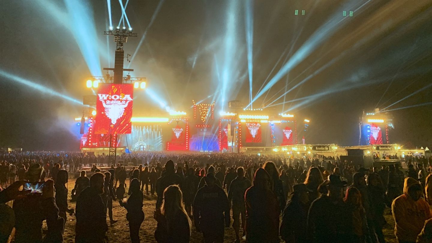 ... was nicht bedeutet, dass im Anschluss alle nach Hause eilen würden. Auch weit nach Mitternacht lassen die Besucher das spektakuläre Festivalerlebnis noch ein wenig ausklingen.