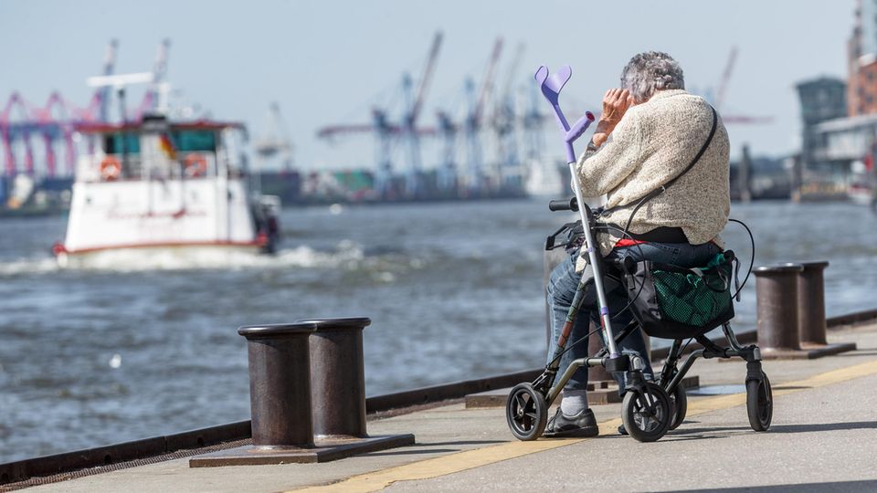 Soziale Teilhabe Inklusion Hamburg Frau auf Rollator an den Hamburger Landungsbrücken
