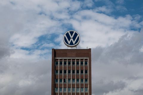 Ein VW-Gebäude steht unter einem Wolkenhimmel