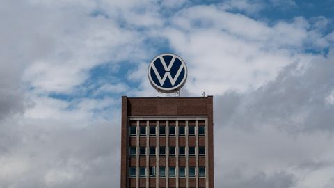 Ein VW-Gebäude steht unter einem Wolkenhimmel