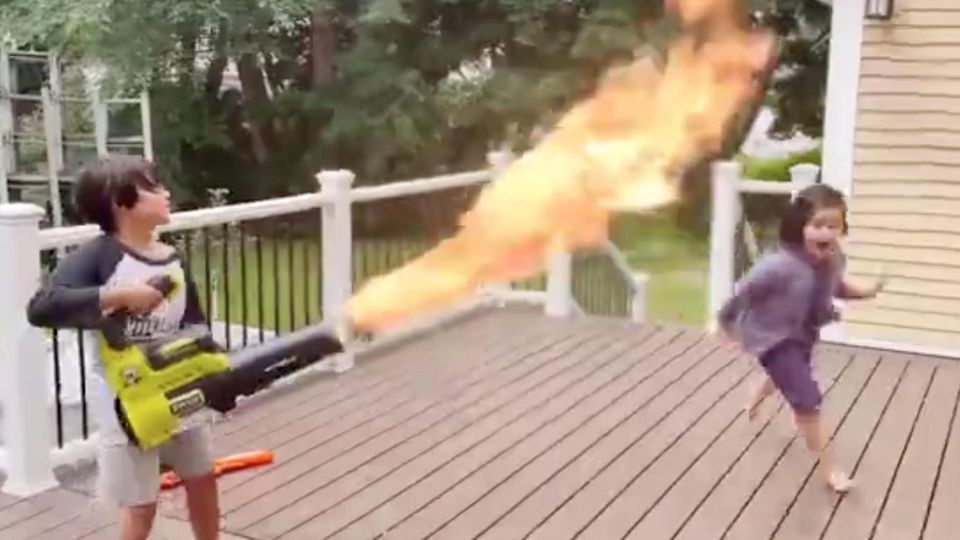 Kanadischer Vater baut "Flammenwerfer" für seine Kinder: Das täuschend echte Spielzeug kommt gut an