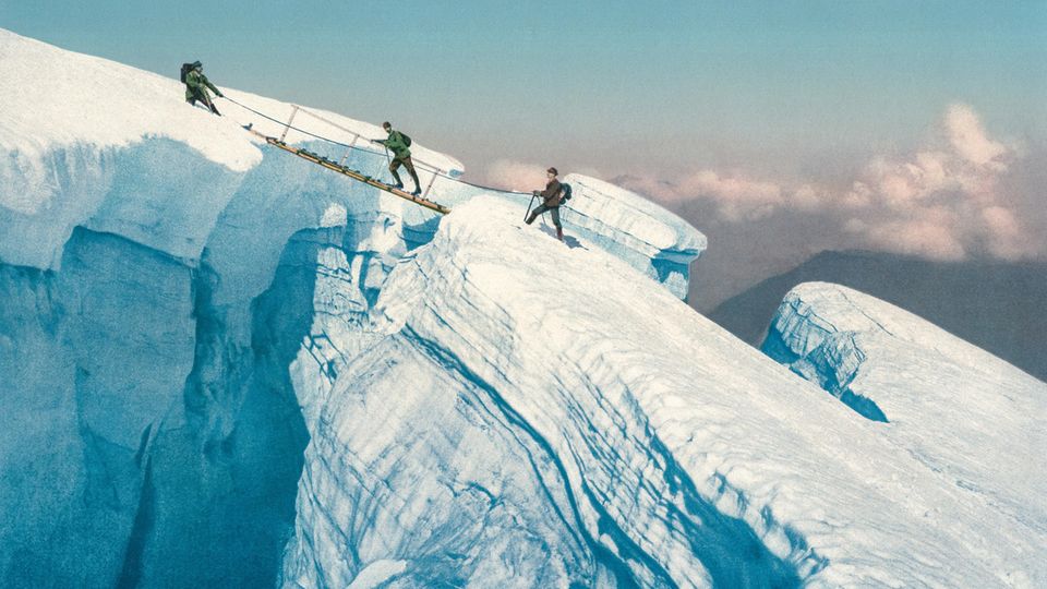 Überquerung einer Gletscherspalte im Mont-Blanc-Gebiet mittels einer mobilen Brücke