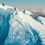 Überquerung einer Gletscherspalte im Mont-Blanc-Gebiet mittels einer mobilen Brücke