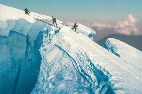 Überquerung einer Gletscherspalte im Mont-Blanc-Gebiet mittels einer mobilen Brücke