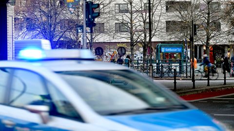 Ein Polizeiwagen steht vor einer U-Bahn Haltestelle in Berlin (Symbolbild)