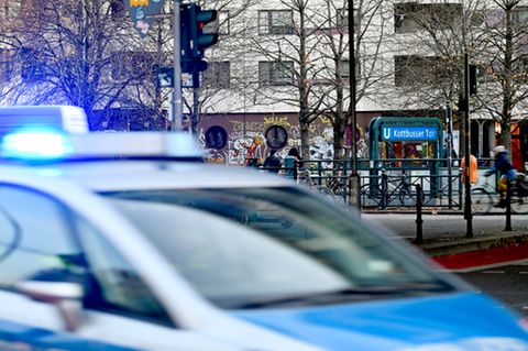 Ein Polizeiwagen steht vor einer U-Bahn Haltestelle in Berlin (Symbolbild)