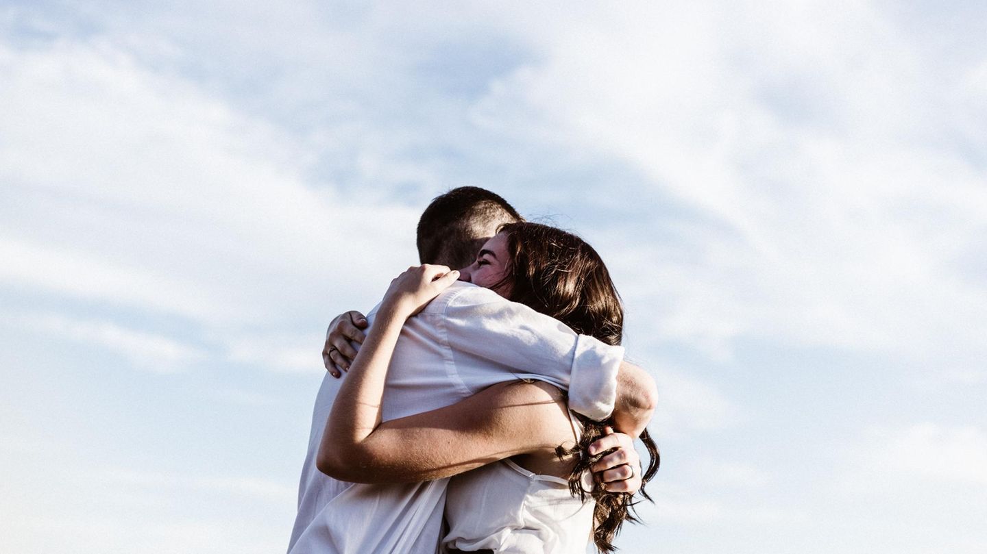 Ein Mann und eine Frau umarmen sich innig.