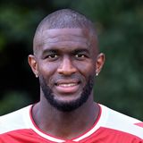 Am Montag nach dem ersten Bundesliga-Spieltag wurde offiziell, was sich lange angebahnt hat: Anthony Modeste wechselt vom 1. FC Köln zu Borussia Dortmund, wo er den an Hodenkrebs erkrankten Sebastien Haller ersetzen soll. Wie der BVB mitteilte, unterschrieb der 34 Jahre alte Torjäger vom 1. FC Köln im Anschluss an einen medizinischen Check einen Einjahresvertrag. Dem Vernehmen nach beträgt die Ablöse für den eigentlich bis 2023 an die Kölner gebundenen Modeste rund fünf Millionen Euro.  Dass er nun als undankbarer und gieriger Söldner dasteht, dürfte Modeste ziemlich egal sein. Offenbar ist keinem der Beteiligten der Preis für diesen Deal zu hoch.