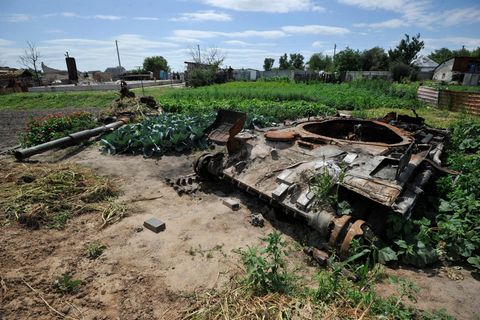 Ein zerstörter russischer Panzer steht auf einem Feld nordöstlich von Kiew