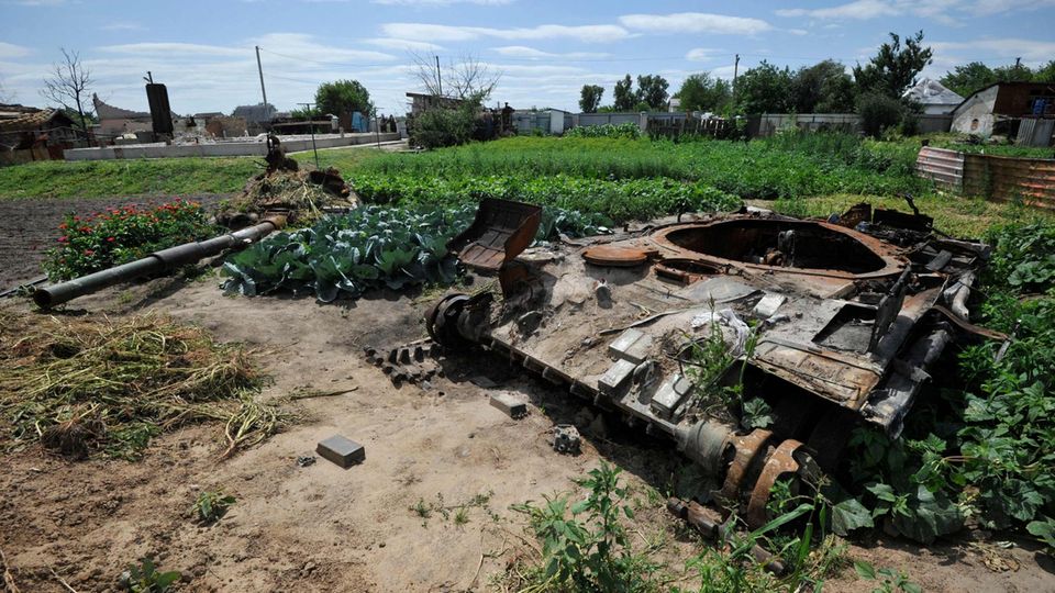 Ein zerstörter russischer Panzer steht auf einem Feld nordöstlich von Kiew