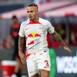 Und noch ein Wechsel innerhalb der Bundesliga wurde am Montag nach dem ersten Spieltag offiziell: Außenverteidiger Angeliño wird von RB Leipzig an Bundesliga-Rivale TSG 1899 Hoffenheim ausgeliehen und soll dort den abgewanderten Nationalspieler David Raum ersetzen. Der 25 Jahre alte Spanier wechselt bis zum Saisonende von den Sachsen zum Ligarivalen aus dem Kraichgau, wie beide Clubs mitteilten. "Dass sich ein Spieler dieser Kategorie bewusst und mit voller Überzeugung für die TSG entscheidet, obwohl er sich in seiner aktuellen Situation eigentlich Liga und Clubkategorie aussuchen kann, ist schon etwas Besonderes und zeigt, was für einen Stellenwert wir uns mittlerweile erarbeitet haben", sagte Sportchef Alexander Rosen in der Clubmitteilung. Unter Trainer André Breitenreiter muss sich Angeliño bei Hoffenheim nun dem direkten Duell mit dem Dänen Robert Skov stellen.